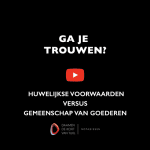 Ga-je-trouwen-gemeenschap van goederen versus huwelijkse voorwaarden Huwelijkse voorwaarden Script: Inleiding Ik ben Fabian Schoenmakers van DKT Notarissen en vandaag geef ik jullie meer uitleg over de juridische gevolgen van trouwen. Ik ben vandaag bij EVE, een van de leuke locaties in Tilburg waar jullie de grote dag samen kunnen vieren. Waarschijnlijk denken jullie vooral aan de bruidstaart, aan de jurk en het feest, maar het is ook belangrijk om na te denken over het opstellen van huwelijkse voorwaarden bij de notaris. Ook financieel heeft trouwen namelijk gevolgen. Als jullie het ja-woord geven zonder dat jullie bij de notaris zijn geweest, dan trouwen jullie op grond van de wet in de beperkte gemeenschap van goederen. Dit betekent dat alle spullen en schulden die jullie tijdens het huwelijk krijgen, automatisch van jullie samen worden. Dit geldt ook voor spullen die van tevoren al van jullie samen waren. Jouw eigen spullen, jouw eigen schulden en ook erfenissen en schenkingen die blijven van jou zelf. Je kunt afwijken van de wet, door het maken van huwelijkse voorwaarden. De belangrijkste reden om af te wijken is het beperken van financiële risico's. Dit is voor iedereen van belang die gaat trouwen, maar zeker ook voor ondernemers. Afwijken is ook belangrijk als jullie als samenwoners eigen geld hebben geïnvesteerd in spullen die van jullie samen zijn. Het is van belang dat jullie de huwelijkse voorwaarden maken vóór jullie grote dag! Vergeten jullie dit, dan geldt namelijk alsnog de beperkte gemeenschap. Slot Willen jullie meer informatie over die huwelijkse voorwaarden, maak dan een afspraak voor een bespreking. En als jullie gaan trouwen, denk dan ook na over testamenten! Hierover volgt meer informatie in onze volgende vlog.